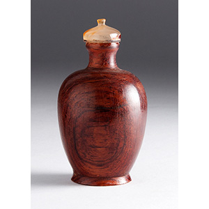 Wood snuff bottle;
XX Century; 6,5 cm; 


