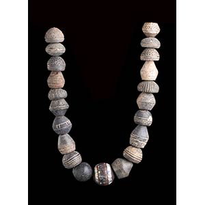 AN INCISED POTTERY BEADS NECKLACE48 ... 