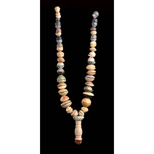 AN INCISED POTTERY AND STONE BEADS NECKLACE ... 