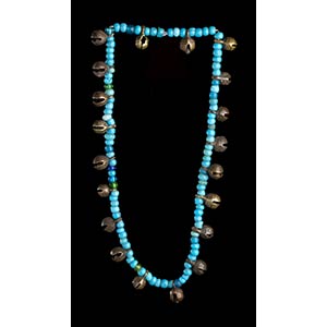 A GLASS BEADS NECKLACE WITH SMALL METAL ... 