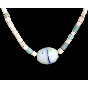 A GLASS BEADS NECKLACE60 ... 