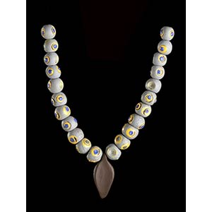 A GLASS BEADS NECKLACE WITH PENDANT48 ... 