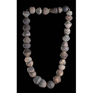 AN INCISED EARTHENWARE BEADS NECKLACE65 ... 