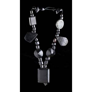 A SHUNGITE BEADS NECKLACE WITH PENDANT56 ... 