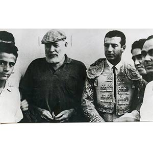 Ernest Hemingway accanto al Matador Antonio ... 