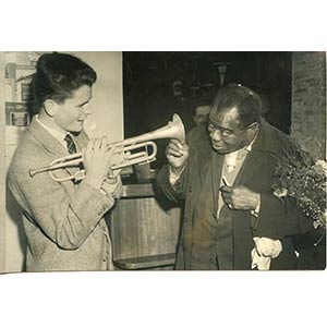 Louis Armstrong discute con un musicista ... 