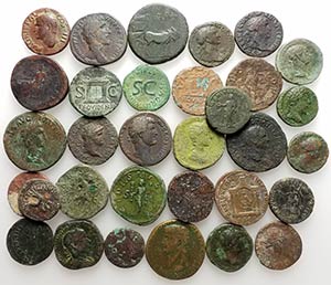 Lot of 32 Roman Imperial Æ coins, to be ... 