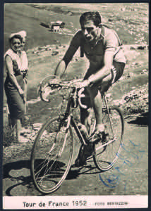 AUTOGRAFI - Cartolina di Fausto Coppi con il ... 