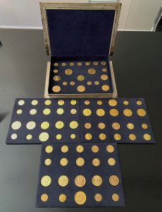 Lotto di 81 monete e medaglie in ... 