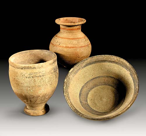 Lot aus antiker Keramik. Kugelige ... 