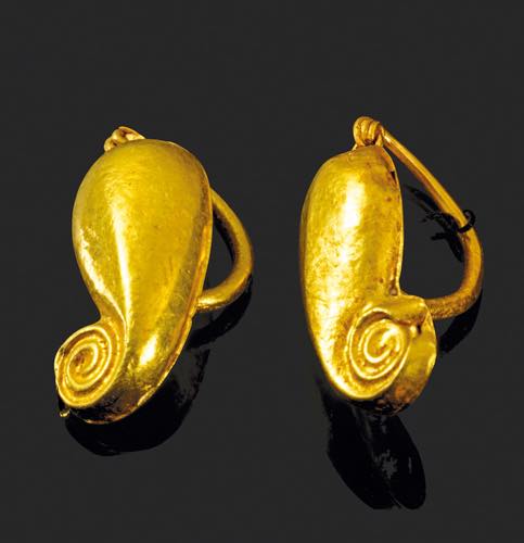 Ein Paar goldener Ohrringe. ... 