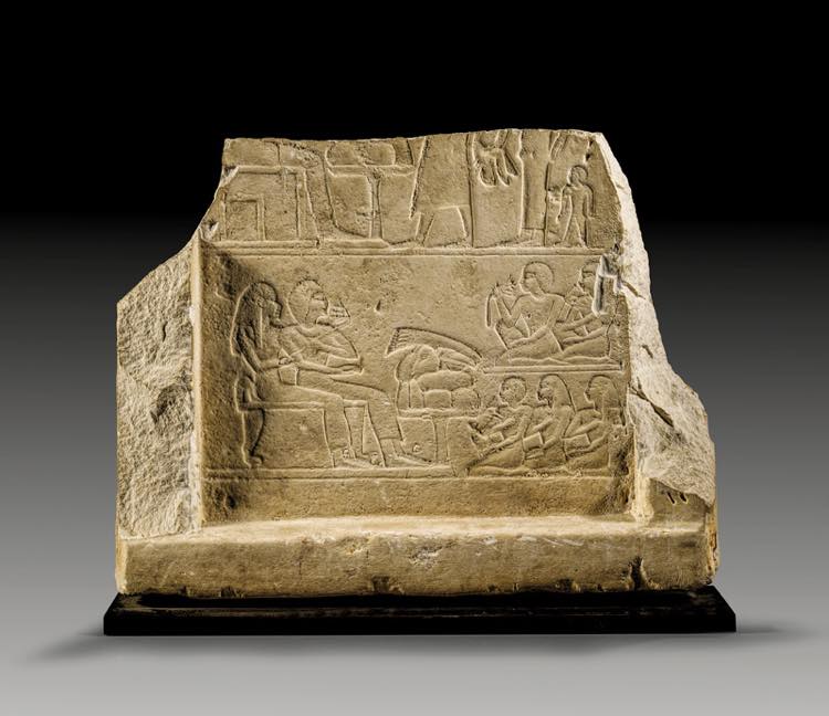 Fragment einer Stele mit in Relief ... 