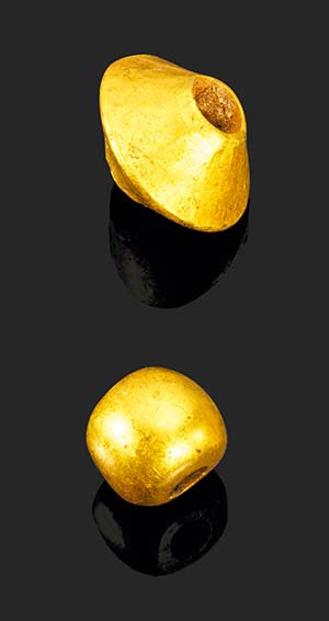 Lot von 2 antiken massiven Goldperlen. ... 