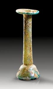 Flasche aus leicht grünlichem Glas. ... 