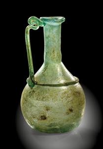 Henkelflasche aus grünlichem Glas. ... 