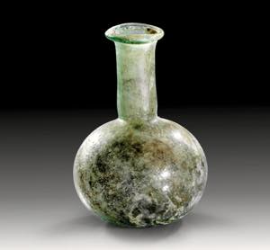 Flasche aus leicht grünlichem Glas. ... 