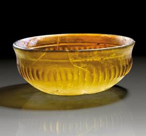 Rippenschale aus gelbem Glas. Auf der ... 