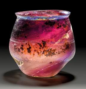 Kleiner Becher. Auberginefarbenes Glas. ... 