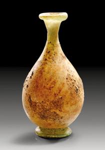 Flasche.Farbloses, leicht grünliches Glas. ... 