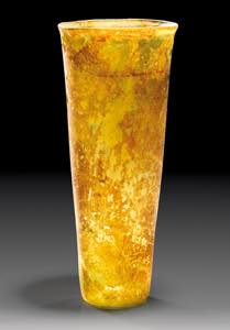 Schlanker Becher. Gelbliches Glas. Sich ... 