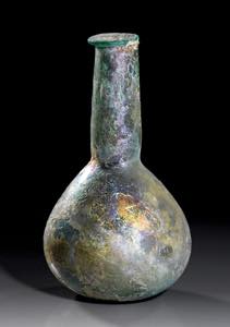Flasche. Grünliches Glas. Birnenförmiger ... 