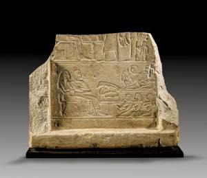 Fragment einer Stele mit in Relief ... 