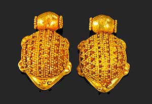 Ein Paar goldene Schildkrötenanhänger. ... 