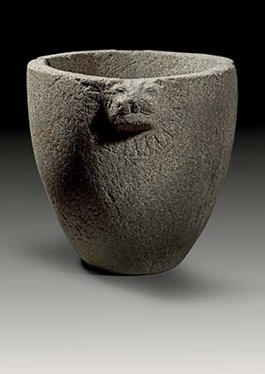 Glockenförmige Vase. Granit. 2 seitliche ... 
