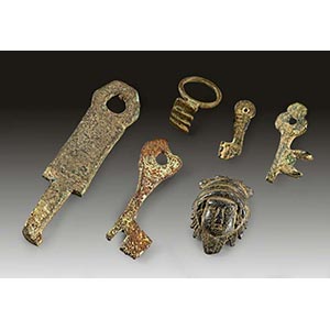 Lot von 4 Schlüsseln, einem Schlüsselring ... 