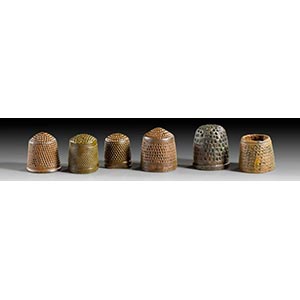 Lot von 6 antiken Fingerhüten. Bronze. H. ... 