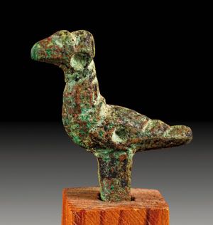 Antiker Nadelkopf in Vogelform. Bronze. H. ... 
