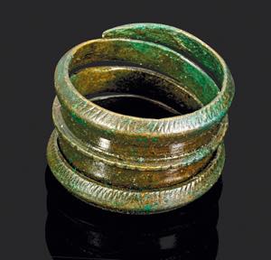 ANTIKER SCHMUCK   Spiralring aus Bronze. ... 