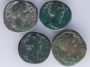 A lot containing 4 sestertius of Diva ... 