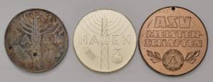 Lot Münzen Ausland, DDR. 3 Stück Medaillen ... 
