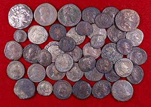 Lote de 43 monedas romanas: 4 denarios, 19 ... 
