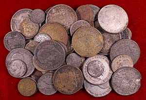 Lote de 56 monedas falsas de época de ... 