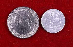 Lote de 2 monedas: 5 céntimos 1940 y 25 ... 