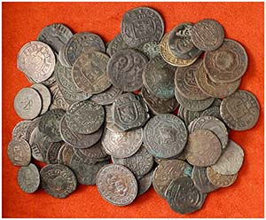 Lote de 87 monedas de cobre de los austrias. ... 