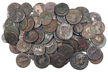 Lote de 58 monedas romanas, la mayoría del ... 
