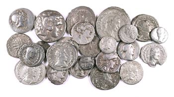 Lote de 24 monedas griegas y romanas, en ... 