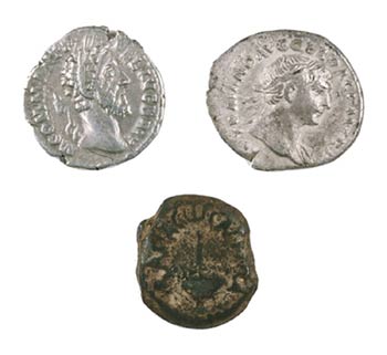 Lote de 2 denarios (Trajano y Cómodo) y 1 ... 