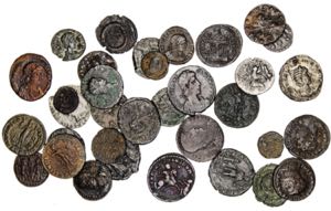 Lote de 33 monedas del Bajo Imperio, incluye ... 