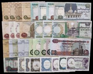 Egipto. 34 billetes de distintos valores y ... 