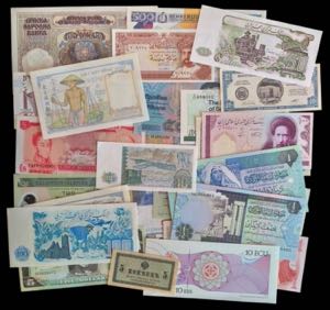 31 billetes de diversos países. A examinar. ... 