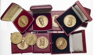 Lote de 11 medallas españolas en bronce. ... 