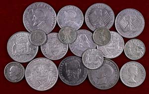 Lote de 19 monedas, la mayoría en plata, de ... 