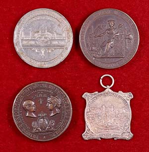 1888 y 1929. Lote de 4 medallas sobre las ... 