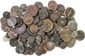 Lote de 130 monedas romanas, tres en plata. ... 