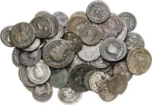 Lote de 52 monedas del Bajo Imperio, incluye ... 