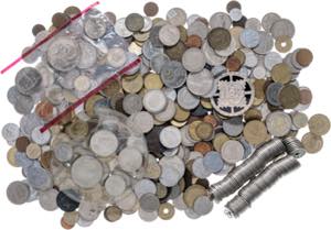 Lote de 703 monedas de diversos países, la ... 